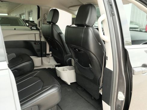 Used 2023 Chrysler Pacifica Touring-L image 28