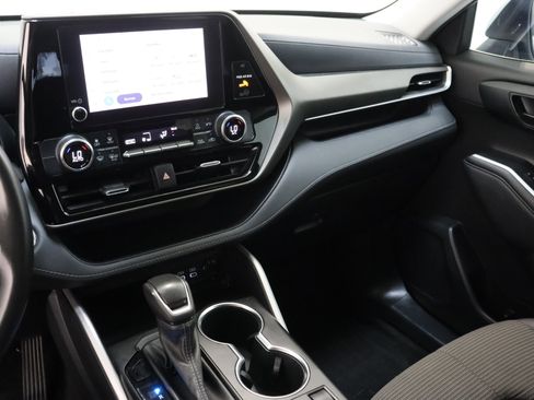 Used 2023 Toyota Highlander LE image 16