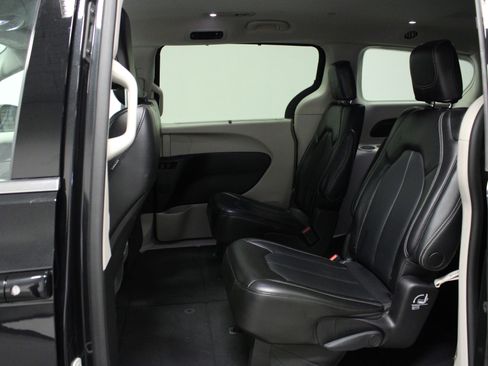 Used 2023 Chrysler Pacifica Touring-L FWD image 13