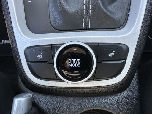 Used 2022 Hyundai Venue Limited image 32