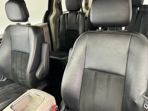 Used 2019 Dodge Grand Caravan SXT FWD image 6