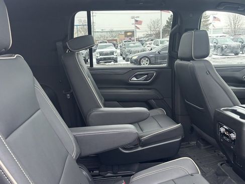 Used 2023 GMC Yukon XL SLT w/ SLT Premium Package image 17