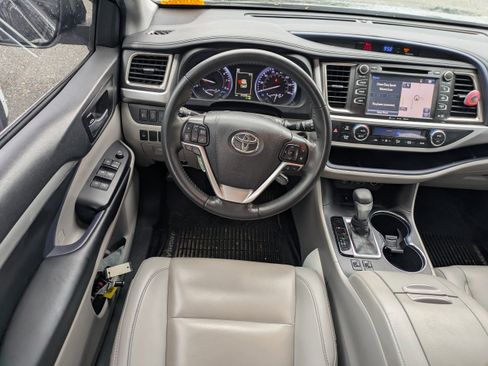 Used 2019 Toyota Highlander XLE image 16