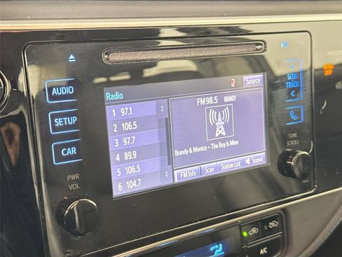 Used 2017 Toyota Corolla SE image 18