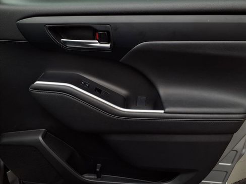 Certified 2023 Toyota Highlander XLE image 25