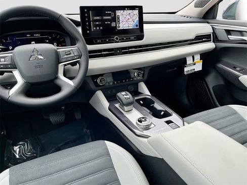 New 2025 Mitsubishi Outlander SE image 25