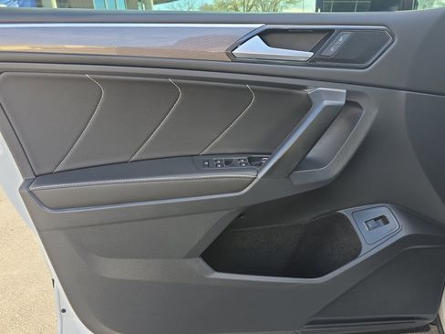 Used 2022 Volkswagen Tiguan SE R-Line image 16