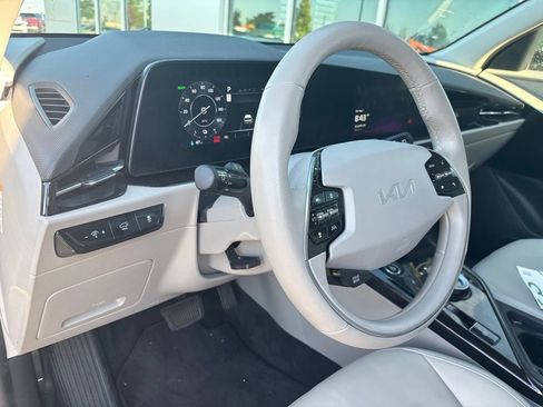 Certified 2023 Kia Niro Wind w/ Wind Preserve Package FWD image 7