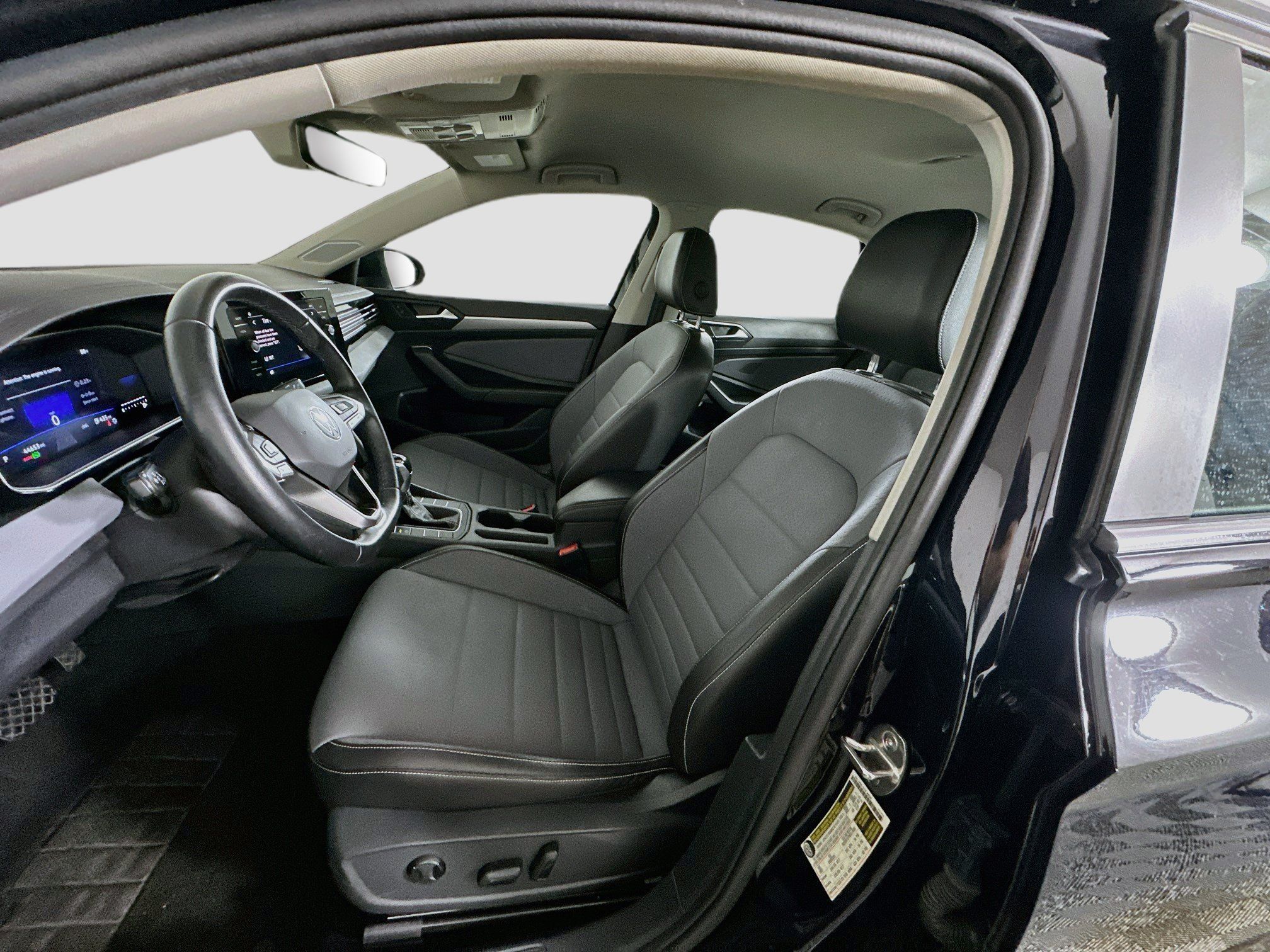Used 2025 Volkswagen Jetta SE FWD image 13