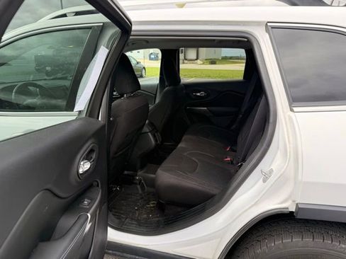 Used 2019 Jeep Cherokee Latitude w/ Cold Weather Group AWD/4WD image 7