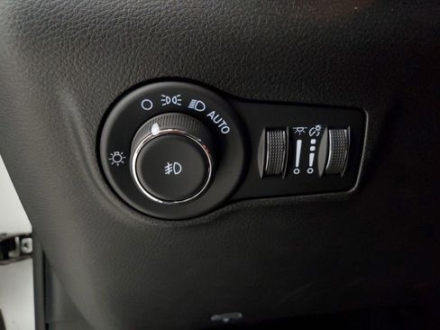 Used 2025 Jeep Compass Trailhawk AWD/4WD image 12