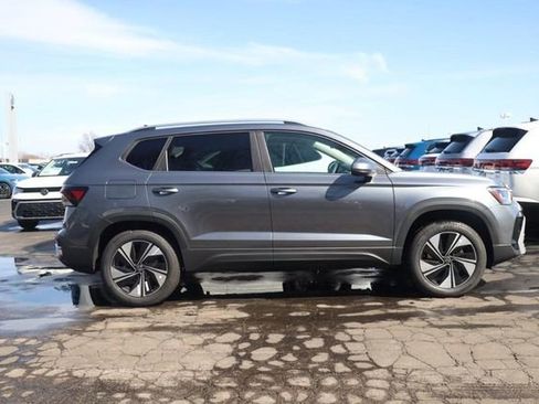 New 2026 Volkswagen Taos SE image 4