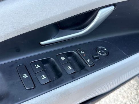 Used 2025 Hyundai Elantra Limited FWD image 12