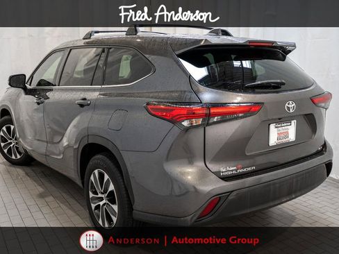 Used 2022 Toyota Highlander XLE FWD image 3