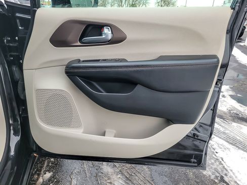 Used 2018 Chrysler Pacifica Touring-L Plus w/ Tire & Wheel Group image 21