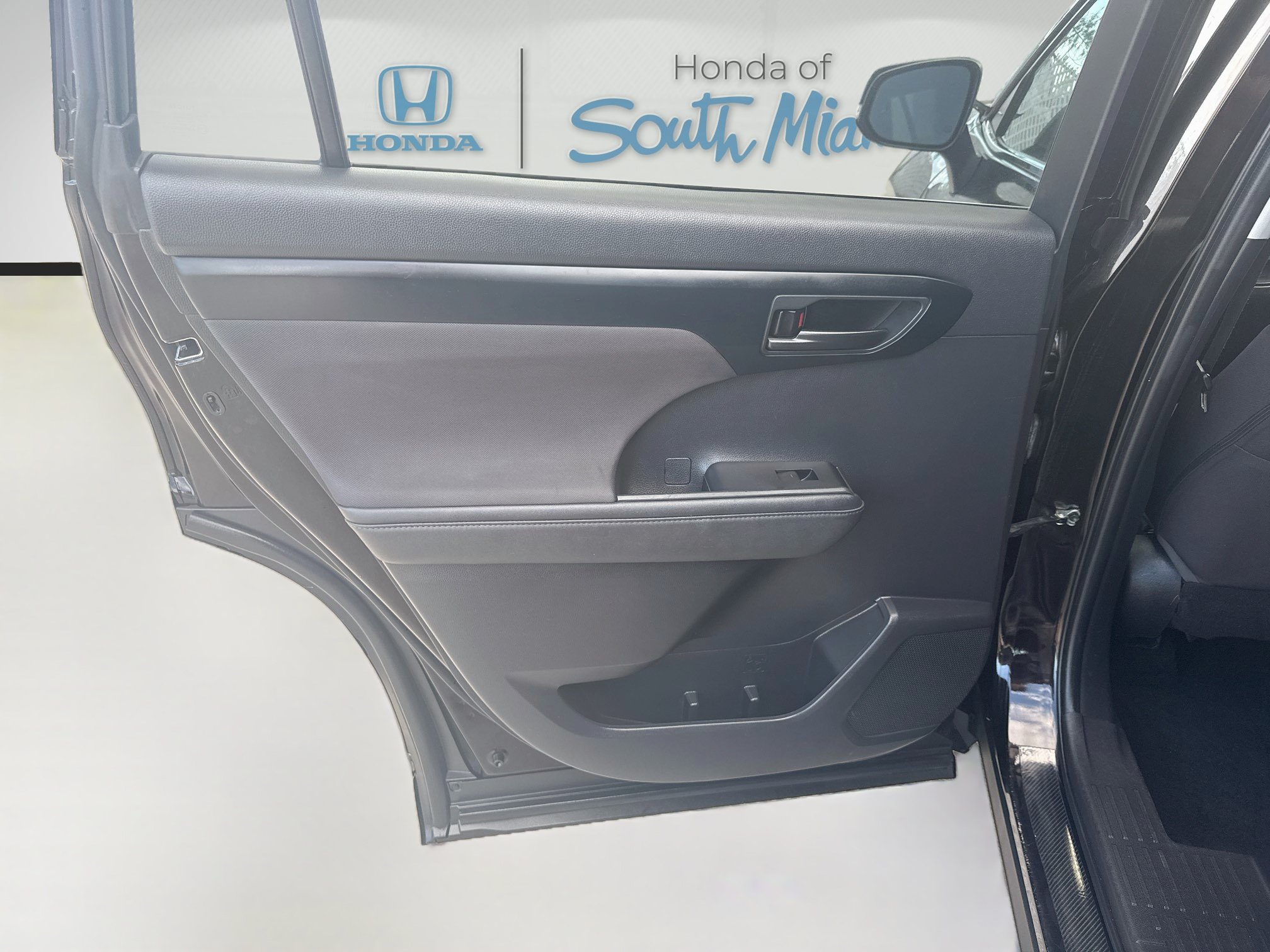 Used 2022 Toyota Highlander LE FWD image 25