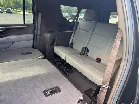 Used 2025 Chevrolet Suburban LT RWD image 34