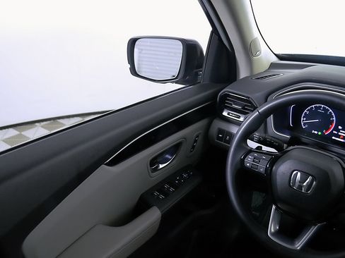 Used 2025 Honda Pilot Touring image 25