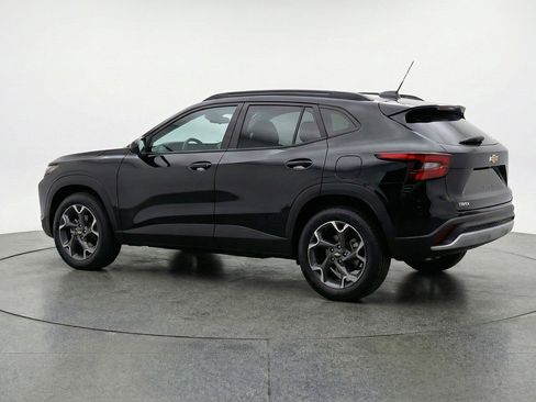 Used 2025 Chevrolet Trax LT w/ LT Convenience Package image 6