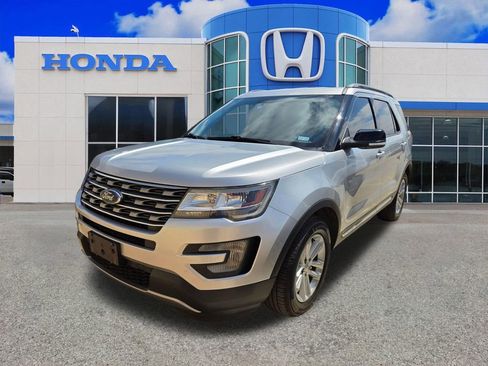 Used 2017 Ford Explorer XLT FWD image 5