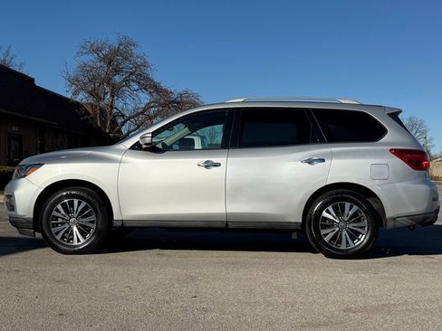 Used 2017 Nissan Pathfinder SV image 2