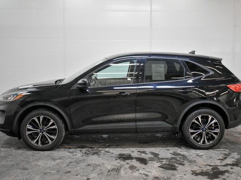 Used 2022 Ford Escape SE w/ SE Sport Appearance Package image 4