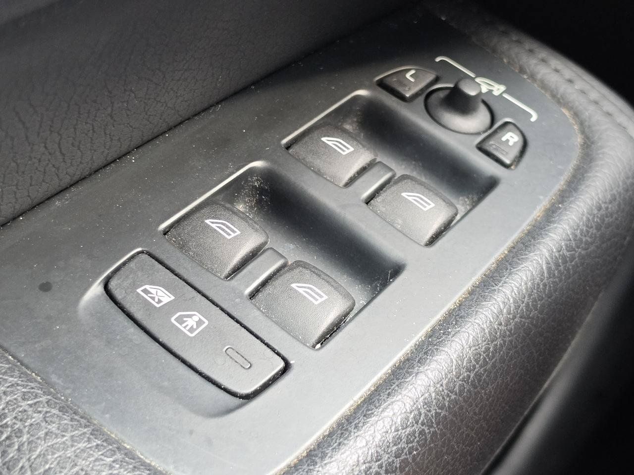 Used 2022 Volvo XC60 B5 Momentum AWD/4WD image 14