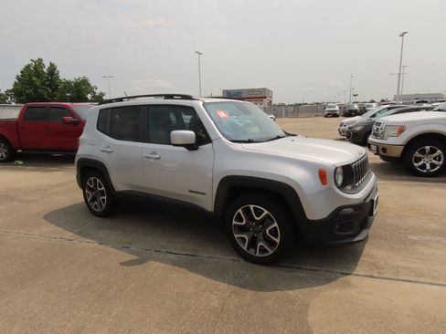 Used 2015 Jeep Renegade Latitude w/ Popular Equipment Group FWD image 7
