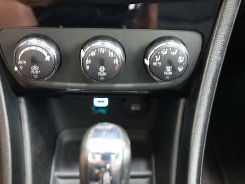 Used 2012 Chrysler 200 Limited FWD image 5