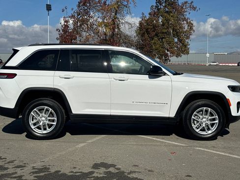 Used 2025 Jeep Grand Cherokee Laredo X RWD image 2