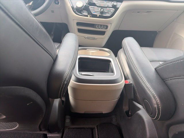 Used 2023 Chrysler Pacifica Touring-L FWD image 12