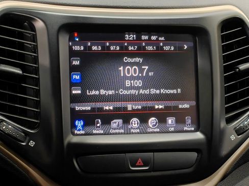 Used 2017 Jeep Cherokee Latitude w/ Cold Weather Group FWD image 6