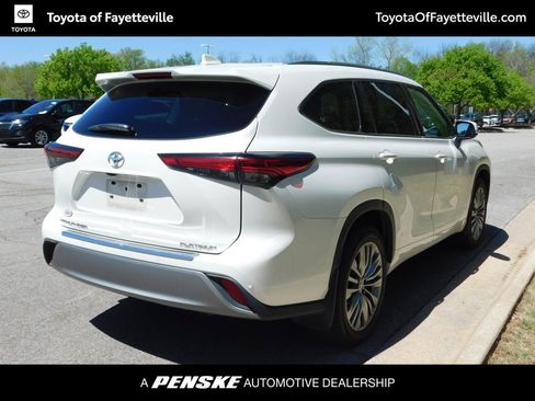 Used 2021 Toyota Highlander Platinum image 4