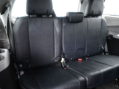 Used 2019 Toyota Sienna SE w/ SE Preferred Package image 17