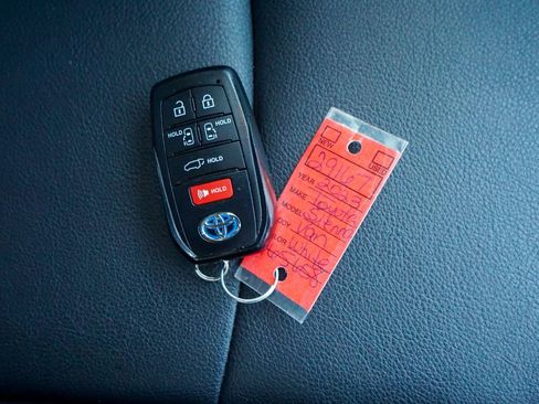 Used 2023 Toyota Sienna XSE image 39