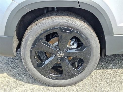 New 2025 Volkswagen Taos SEL image 5