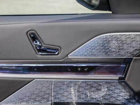 Used 2025 BMW 750e xDrive w/ Premium Package image 18