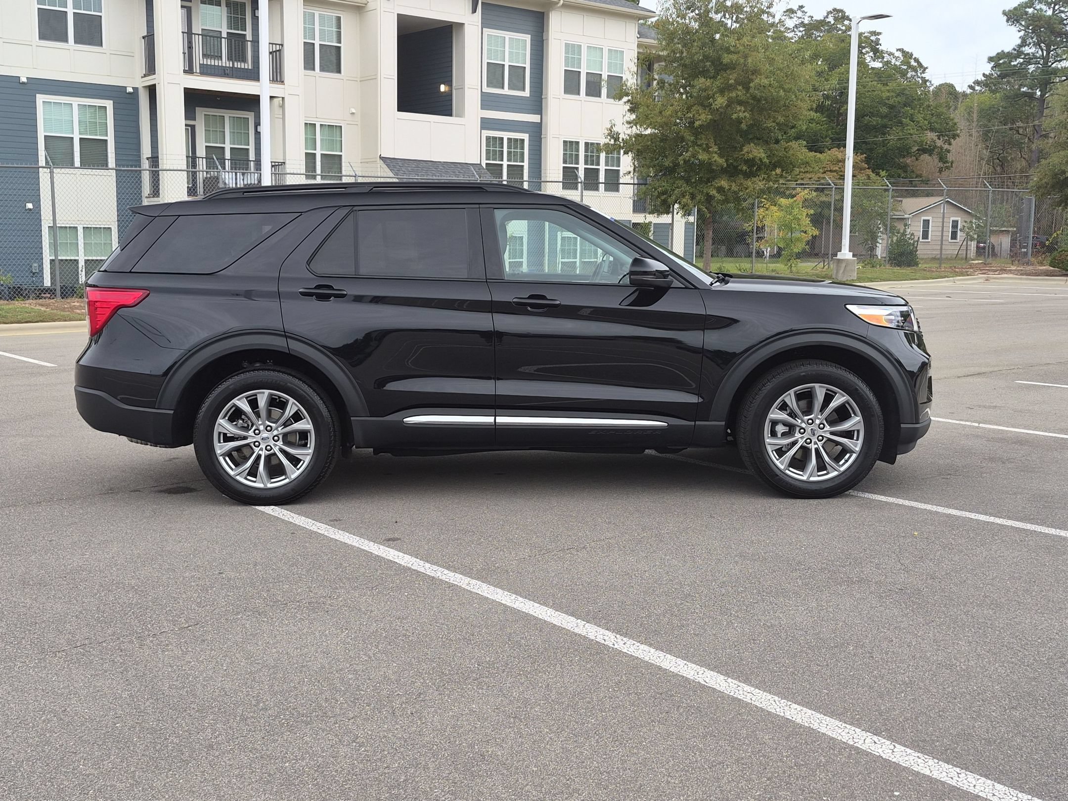 Certified 2024 Ford Explorer XLT AWD/4WD image 3