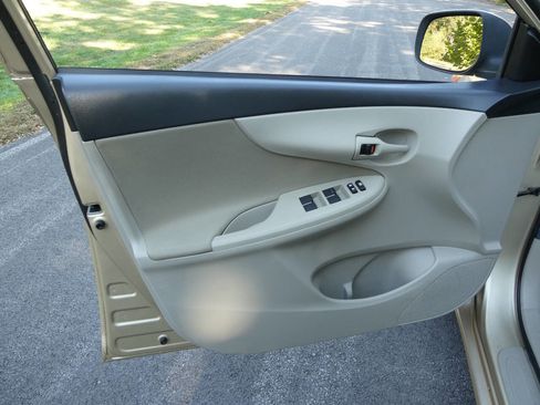 Used 2012 Toyota Corolla LE image 16