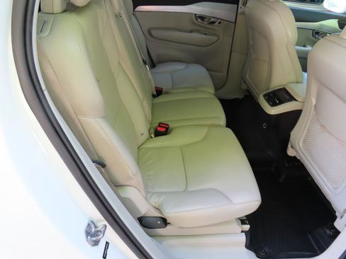 Used 2018 Volvo XC90 T6 Momentum w/ Convenience Package AWD/4WD image 16