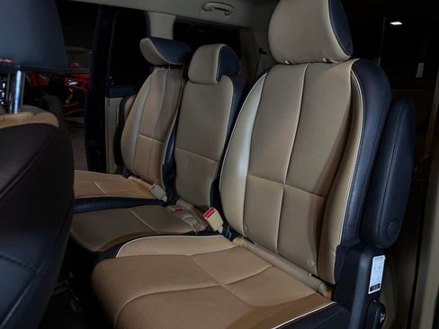 Used 2018 Kia Sedona LX w/ LX Essentials Premium Package FWD image 15