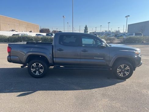 Used 2018 Toyota Tacoma TRD Sport w/ Technology Package image 4