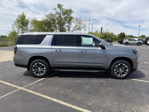 New 2026 Chevrolet Suburban LT w/ Comfort Package AWD/4WD image 4