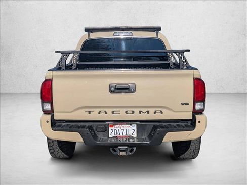 Used 2018 Toyota Tacoma TRD Sport image 7