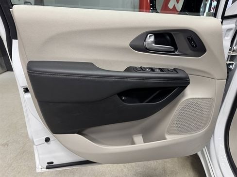 Used 2024 Chrysler Pacifica Select image 20