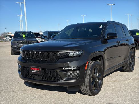 Used 2024 Jeep Grand Cherokee Limited w/ Black Appearance Package AWD/4WD image 2