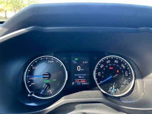 Used 2021 Toyota RAV4 XLE Premium image 16