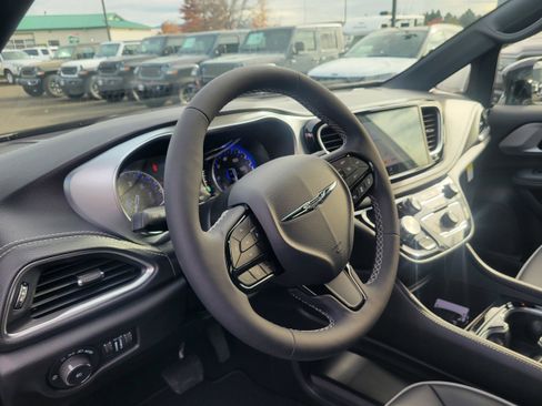 New 2026 Chrysler Pacifica Limited w/ S Appearance Package image 6