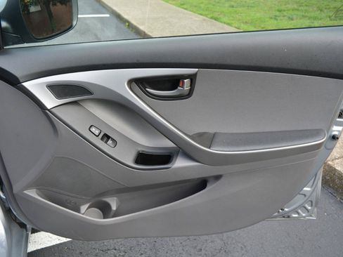 Used 2016 Hyundai Elantra SE FWD image 16