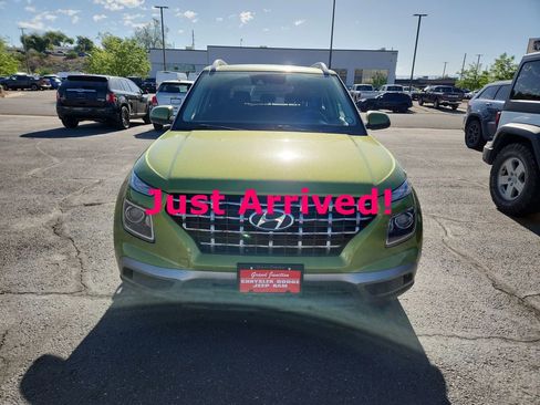 Used 2020 Hyundai Venue SEL FWD image 2